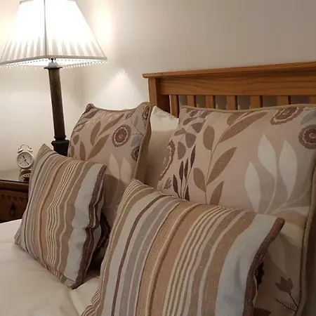 Lyndale Self-catering Sleeps 4 דירה